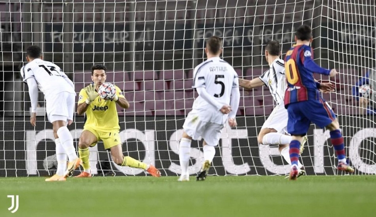 Super Buffon yang sukses bikin Messi sesak nafas subuh tadi | Juventus.com