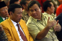 Wiranto (kiri) berbicang dengan Prabowo Subianto (kanan) di Sanur. Sumber foto Media Indonesia