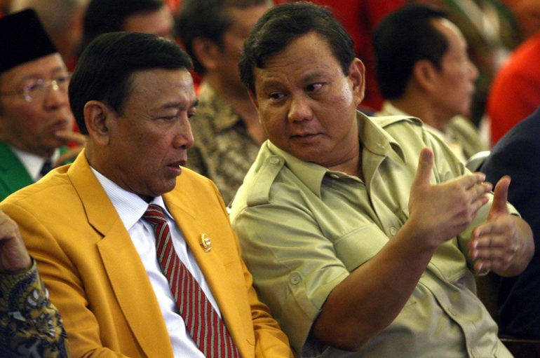 Wiranto (kiri) berbicang dengan Prabowo Subianto (kanan) di Sanur. Sumber foto Media Indonesia