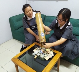 Gambar pribadi: Siswa SMA Cinta Kasih Tzu Chi mengumpulkan dana ke Celengan Bambu