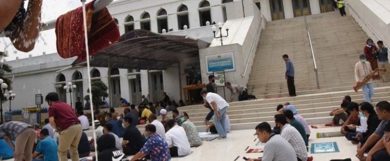 covid 19 dan jamaah salat Jumat meluber ke luar masjid - bbc.com
