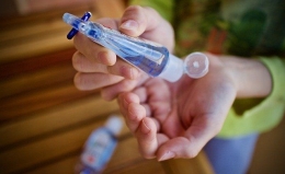 Sanitizer - Gambar oleh Luisella Planeta Leoni dari Pixabay