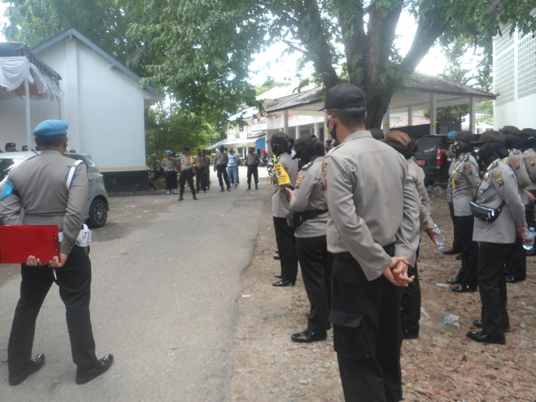 Petugas Polres Kawal Rangkaian Pilkada di Sekitar KPUD Labuhanbatu (Dokpri)