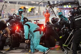 Mercedes AMG Petronas melakukan Pit Stop (f1grandprix.com)