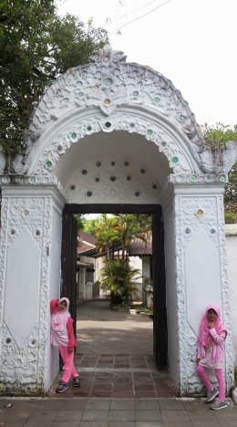 Gerbang putih berhias ukiran floral dan keramik menuju kediaman Sultan Kasepuhan/dokpri