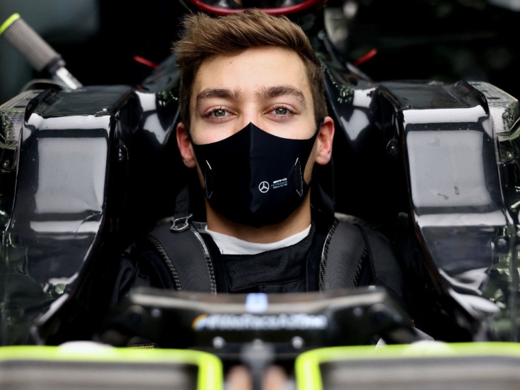 George Russell di dalam cockpit Mercedes-AMG Petronas W11 (planetf1.com)