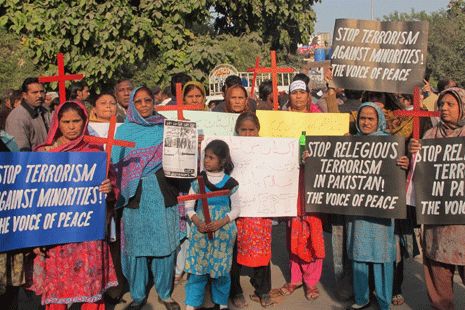 Umat Katolik mengikuti sebuah protes di Pakistan. Mereka menuntut untuk menghentikan diskriminasi dan kekerasan terhadap minoritas agama di Pakistan. | Courtesy of UCA News