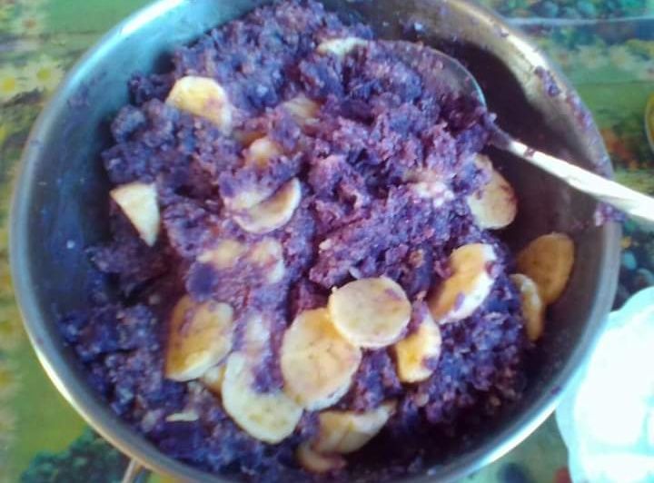Campuran ubi ungu, pisang, oatmeal, telur dan baking powder. (Foto : Elvidayanty)