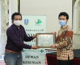 Najib Amrullah, Departemen Seni Rupa DKJT  mewakili Isa Ansory, Kota Batu (Rupa)            Dok.foto:Humas Dewan Kesenian Jawa Timur