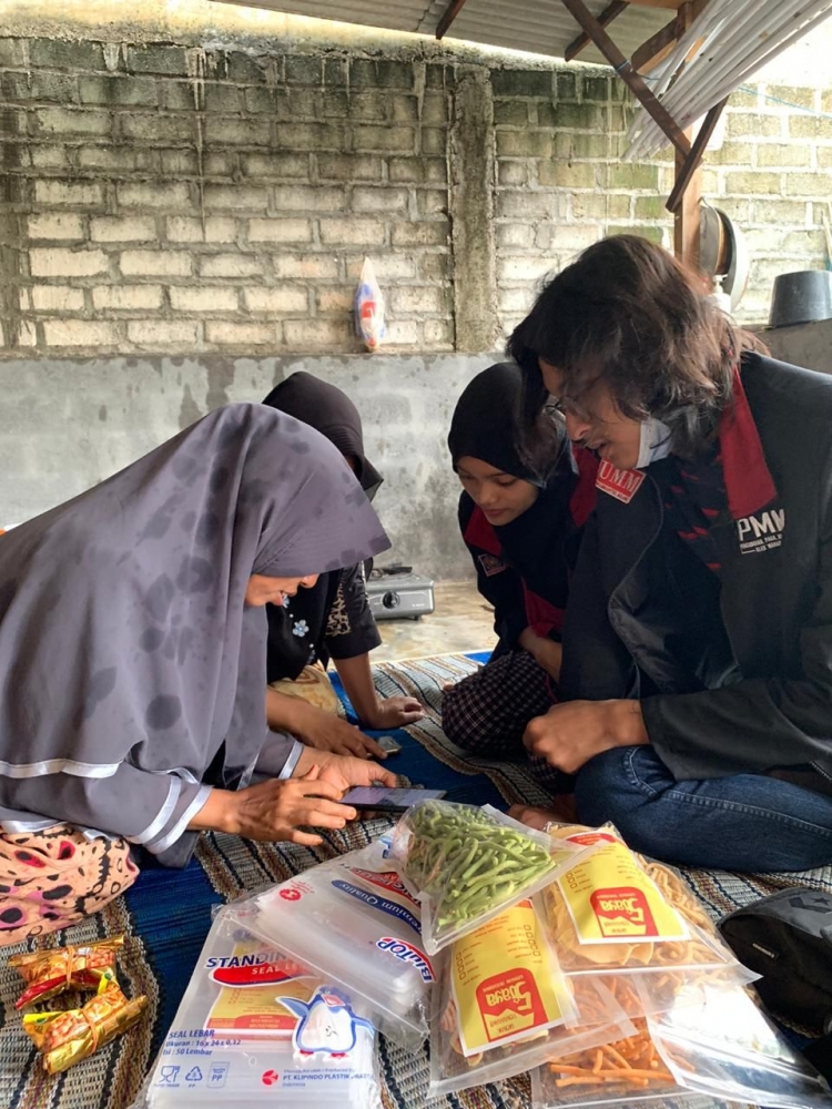 Mahasiswa Edukasi Pemasaran Online Produk UMKM di Desa Sumurber 1 dok. pribadi