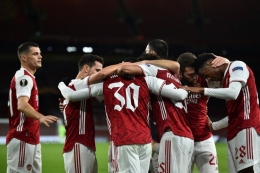 Para pemain Arsenal merayakan gol pada pertandingan kontra Dundalk pada matchday kedua fase grup Liga Europa 2020-2021 di Stadion Emirates, Jumat (30/10/2020) dini hari WIB. (Foto: AFP/GLYN KIRK via kompas.com) 