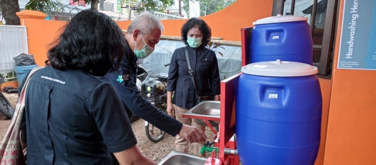 Deskripsi : dr. Imran Agus Nurali, Sp.KO (Direktur Promosi Kesehatan dan Pemberdayaan Masyarakat) mencoba alat kebersihan tangan I Sumber foto : dokpri