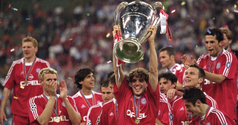 Owen Hargreaves (angkat piala), pemain berkebangsaan Inggris yang bermain untuk klub Bundesliga Jerman, Bayern Munchen. Sumber : The Mirror