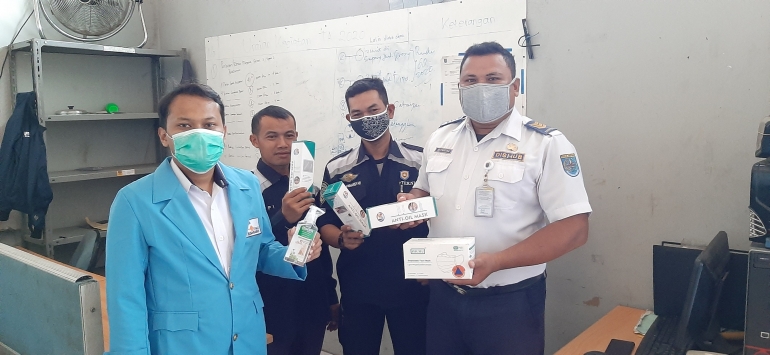 Mahasiswa STMIK Nusa Mandiri Membagikan Alat  Protokol  Mahasiswa STMIK Nusa Mandiri Membagikan Alat  Protokol