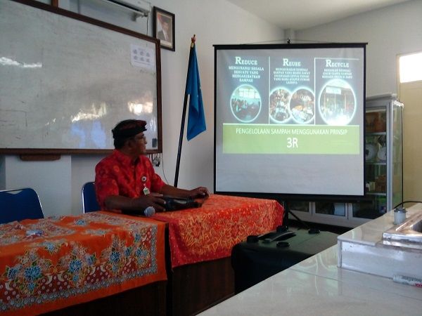 Bapak Kepala Sekolah SMP Wisata Sanur memberikan penjelasan tentang program sekolah kepada rombongan kunjungan Danone Blogger Academy (DBA) 3 Bali (Sumber: dokumen pribadi).
