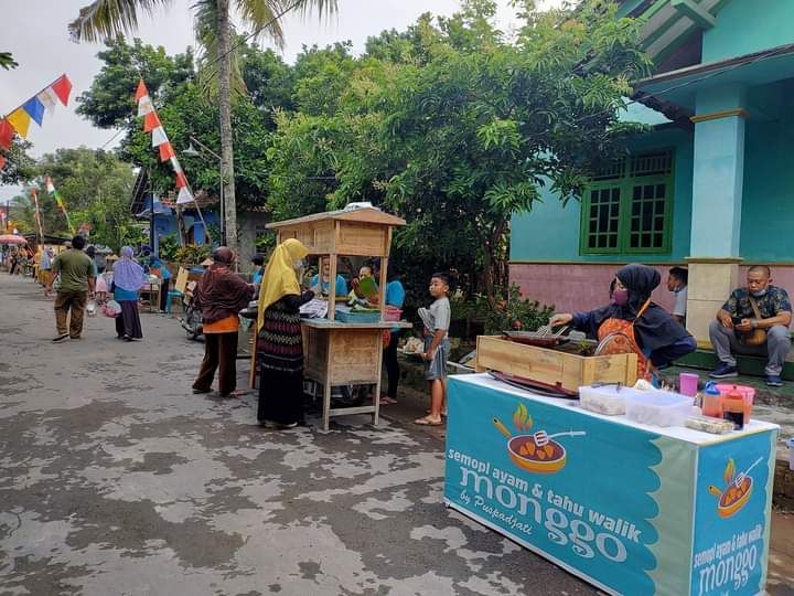 Ruas jalan di dusun Sidokerto jadi pasar dadakan tiap Minggu pagi sejak pandemi. Semua penjualnya perempuan. (Dokumentasi: Foto pribadi/Yosi Prastiwi)