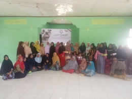 Foto bersama dengan ibu mualaf desa Muara Situlen, Aceh Tenggara, Aceh (dok.pribadi)