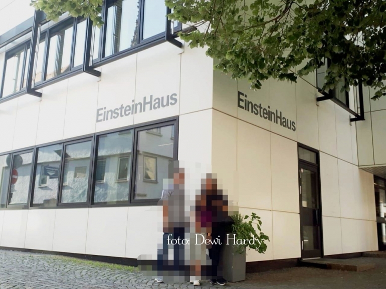 Einstein Haus - foto: Dewi Hardy/koleksi HennieTriana