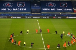 Pemain dan wasit berlutut di lapangan melawan rasialisme sebelum pertandingan | Ilustrasi (AFP/XAVIER LAINE) via Kompas.com