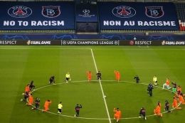 Ilustrasi: Pemain dan wasit berlutut di lapangan melawan rasialisme sebelum pertandingan (Foto: AFP/XAVIER LAINE via Kompas.com)