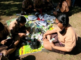 Kreativitas siswa SMP Wisata Sanur dalam memanfaatkan sampah plastic menjadi barang bernilai ekonomis (Sumber : dokumen pribadi)
