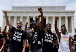 Warga AS melakukan aksi protes atas brutalitas aparat di Lincol Memorial, Washington DC, pada 6 Juni 2020. | Olivier Douliery/AFP/Getty Images