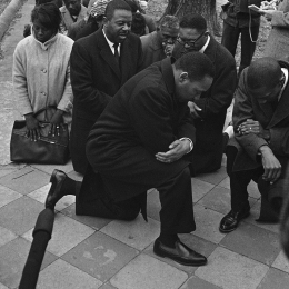 Martin Luther King (depan) berlutut bersama massa demonstrasi yang ia pimpin di Selma, Alabama, pada 1 Februari 1965. | BH-AP Photo via Time.com