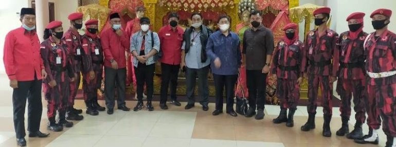 Ketua DPD PDI Perjuangan Sumbar Alex Indra Lukman foto bersama dengan sejumlah anggota DPR RI yang datang ke Padang, khusus memberikan apresiasi atas menangnya empat kepala daerah yang PDI Perjuangan ikut mengusung. (foto dok taufik tanjung)
