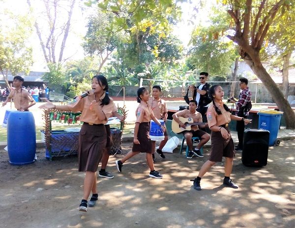 Penampilan kreativitas band musik SMP Wisata Sanur (Sumber: dokumen pribadi)