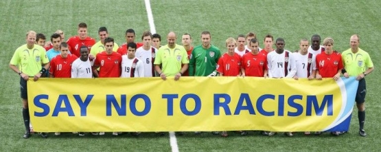Pemain bersama spanduk Say No To Racism. | Fifa.com