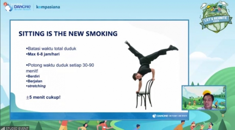 Deskripsi : dr.Soffi menjelaskan bahwa bsitting is the new smoking I Sumber Foto : dr.Sofi presentasi Danone Reunite
