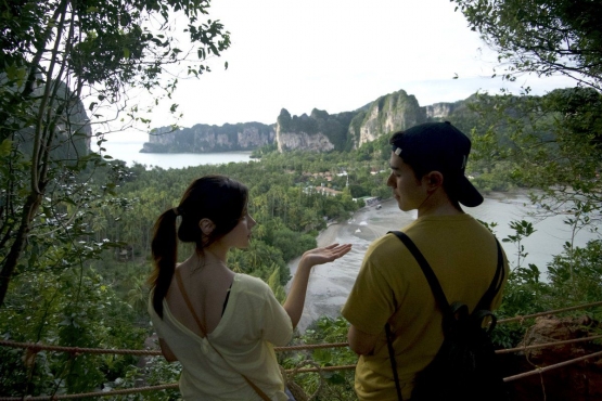 Gink dan Palm saat hiking dan pemandangan keduanya adalah pulau Krabi/tangkapan layar