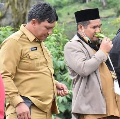 Bupati bersama Kabeh Pariwisata Ilamsyah di lokasi Lut Kucak, lokasi yang akan dikembangkan jadi kebun teh. Destinasi wisata agro (Foto.Ilmansyah/repro)