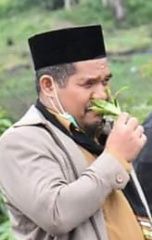 Tengku Sarkawi, bupati Bener Meriah akan kembangkan penanam teh disana. Teh Redlong pernah jaya di era kolonial dan sangat disukai ratu Belanda ( Foto , Ilmansyah/repro Win RB)