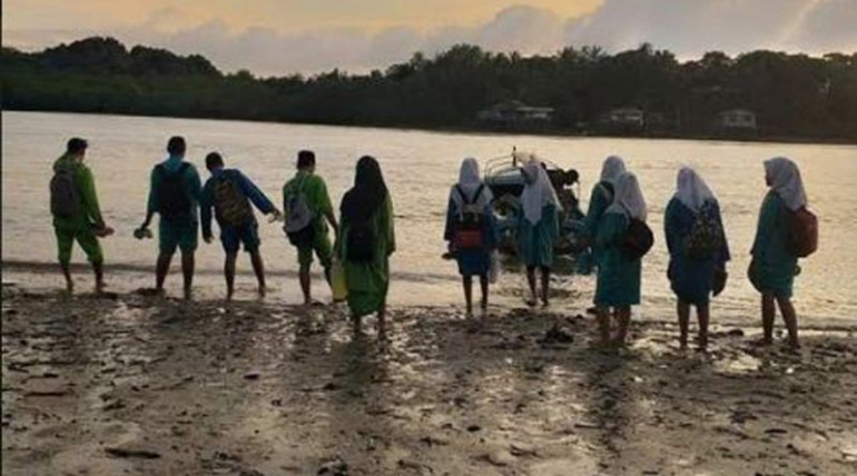 Para pelajar di Pulau Kepala Jeri harus  menaiki perahu bermesin setiap hari untuk bersekolah di pulau sebelah (foto: istimewa)