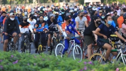 Para pesepeda yang tidak menjaga fisik saat car free day di Jakarta | DW.com