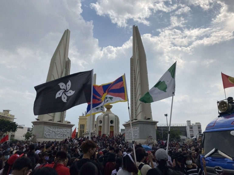 Bendera Hong Kong, Tibet dan Taiwan dikibarkan demonstran di depan Momumen Demokrasi di Bangkok, Thailand | Foto via Twitter/@sleplessbkk