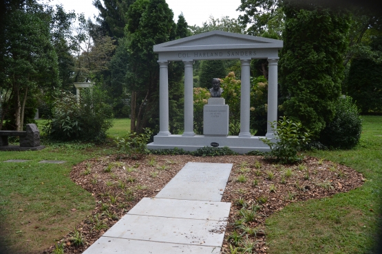 Makam Colonel Harlan Sanders (Sumber : Dokumentasi pribadi)