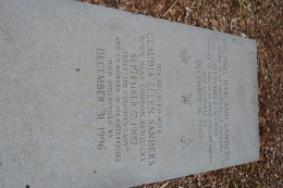 Tulisan yang diukir diatas batu, Colonel Harland Sanders dan istrinya Claudia Ellen Sanders (Sumber : Dokumentasi pribadi)