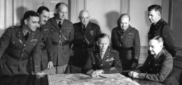 General George C. Marshall (keempat dari kanan) (sumber: thestrategybridge.org)