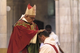 Uskup menabiskan seorang imam. Sumber: bbc.com