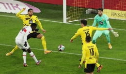 Silas Wamangituka (jersey putih), ketika mencetak gol kedua ke gawang Borussia Dortmund saat Stuttgart menang 5-1. Sumber : Reuters UK