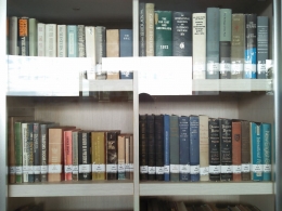 Sebagian koleksi buku di museum Djamin Gintings (dokpri)