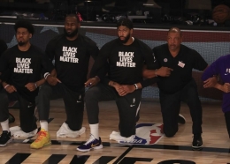 LeBron James, LeBron James dari Lakers, kedua dari kiri, memakai kaos Black Lives Matter dan berlutut dengan rekan setimnya selama lagu kebangsaan sebelum pertandingan pertama mereka di gelembung NBA, 30 Juli. Foto Mike Ehrmann -AP