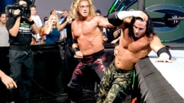 Pertarungan antara Edge dengan Matt Hardy (Sumber: Whatculture.com)