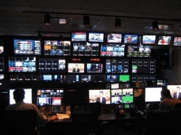Ilustrasi suasana di ruang kontrol (master control) salah satu stasiun televisi (foto: FOX Business Network's control room via wikipedia)
