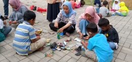 Praktek membuat ecobrick dari sampah plastik yang mereka kumpulkan sebelumnya. (Doc. Pribadi) 