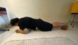 Mulai rutin melakukan plank lagi buat benerin postur tubuh yang mulai ga keruan pas WFH. (Foto: Akbarmuhibar)