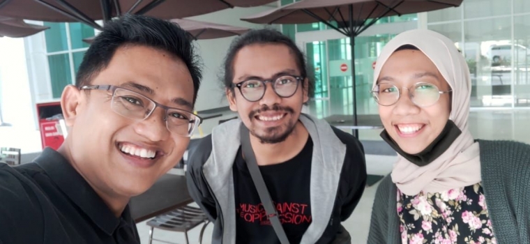 Mitha (kanan) dan Cipto (tengah). dok pri.