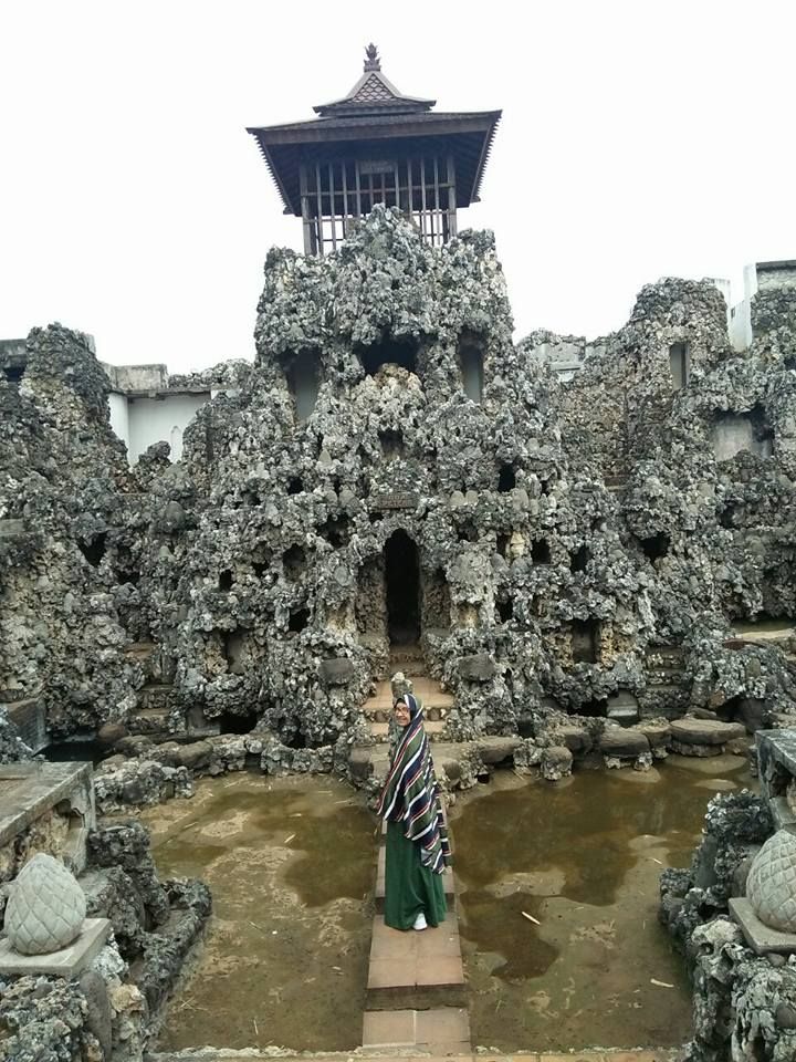 Batu karang laut menjadi elemen material utama bangunan  di Gua Sunyaragi Cirebon (dokpri)